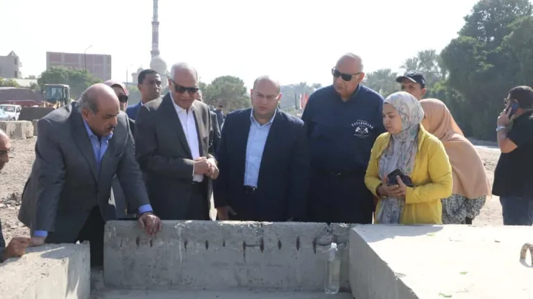 محافظ الجيزة برفقة هؤلاء القادة يتفقدون نسب تنفيذ هذا المشروع بأبو النمرس .. راشد يستمع لطلبات المواطنين