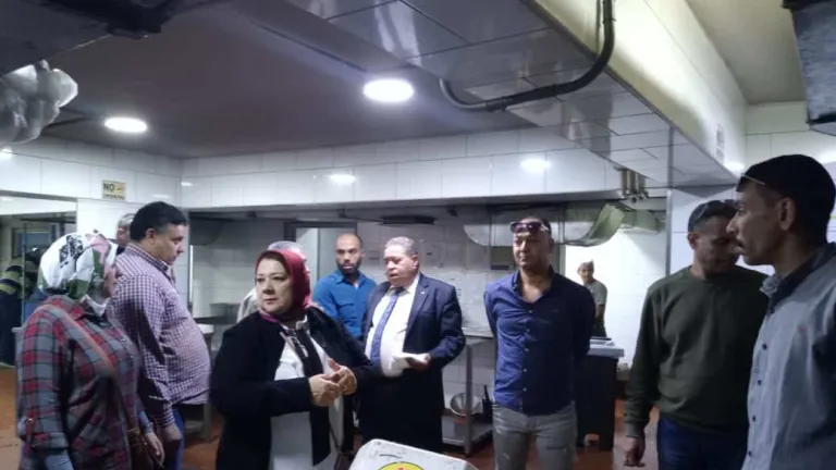 شاهد بالصور .. ضبط ٩٠ كجم لحوم غير صالحه للاستخدام الادمي بمحال ومطاعم بحى الهرم
