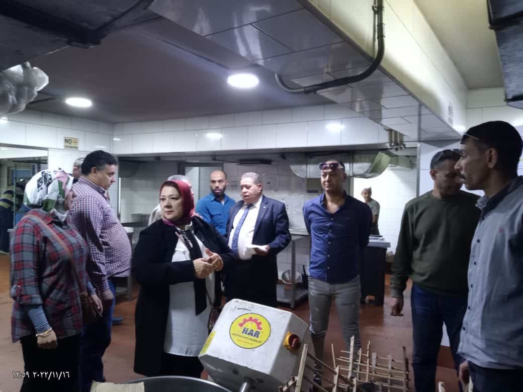 شاهد بالصور .. ضبط ٩٠ كجم لحوم غير صالحه للاستخدام الادمي بمحال ومطاعم بحى الهرم