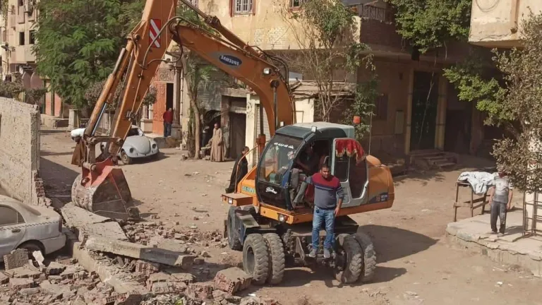 محافظة الجيزة تزيل التعديات والجراحات المقامه بنهر الطريق بشارع المكرونة