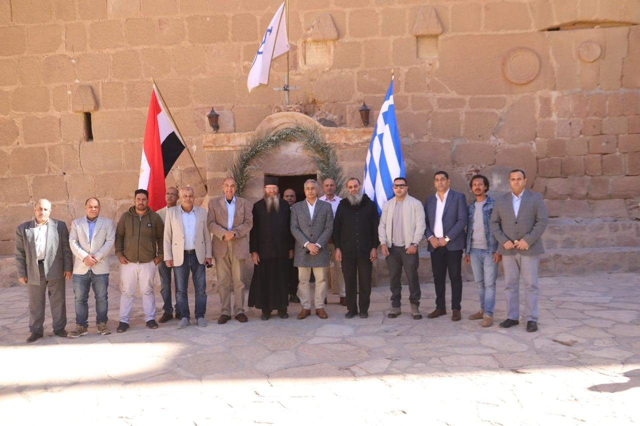 وزير القوى العاملة يزور دير سانت كاترين ويهنئ “الرهبان”بذكرى استشهاد “القديسة” .. “الدير ” يهدي الوزير مجلد عن تاريخ سيناء