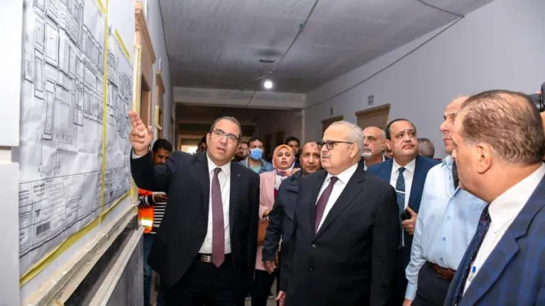 الخشت يتابع ميدانيا الموقف التنفيذى للإنشاءات والتشطيبات النهائية بمشروع جامعة القاهرة الدولية