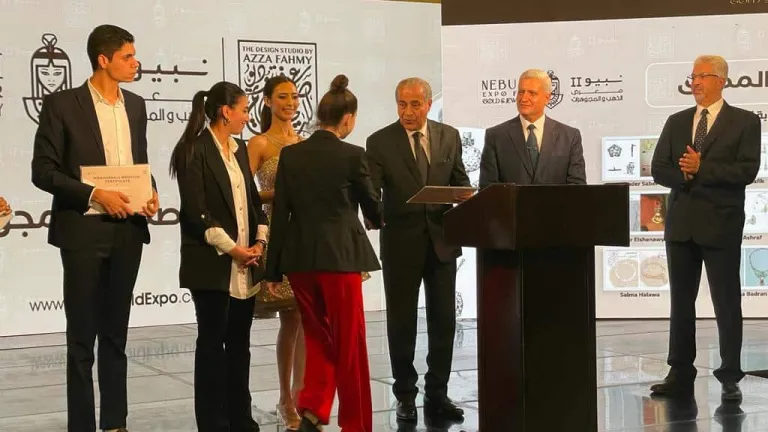 وزير التموين .. يقوم بتسليم الشهادات والجوائز للفائزين في مسابقة تصميم المجوهرات والمشغولات الذهبية