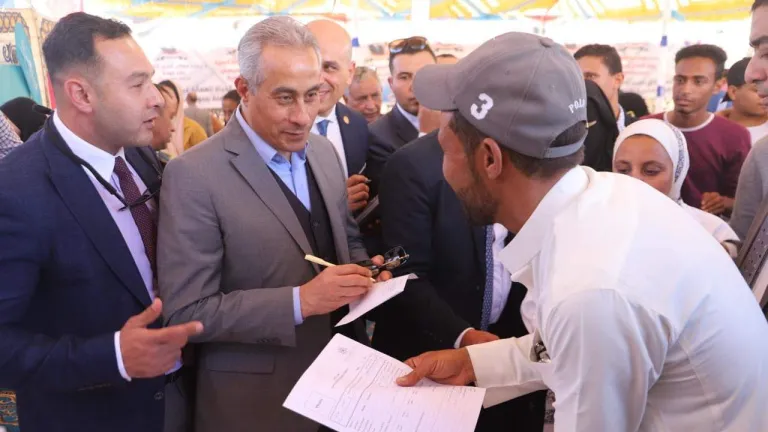 شحاتة يفتتح ملتقى توظيف بطور سيناء .. الوزير للاهالى الرئيس السيسي حريص على الاستمرار في توفير "الحياة الكريمة" للمواطنين