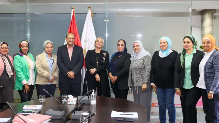 وزيرة البيئة تلتقى بأعضاء مجلس جمعية كتاب البيئة والتنمية للإتفاق على خطة العمل البيئى