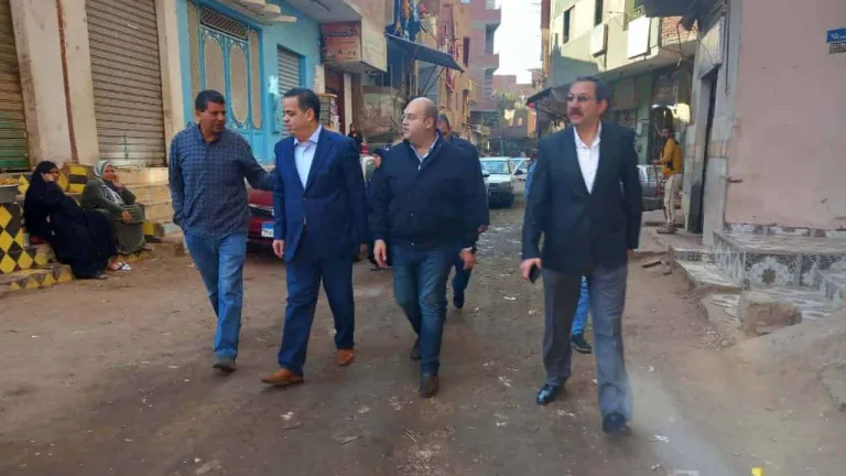 نائب محافظ الجيزة يتفقد مشروع الصرف الصحى بقرى الحوامدية .. يعطى توجيهات هامة