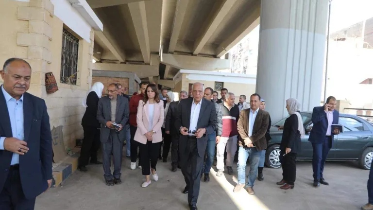 خلال جولته بالعمرانية الشرقية .. محافظ الجيزة يشدد على رؤساء الأحياء .. يتفقد محال شباب الخريجين اسفل الدائري