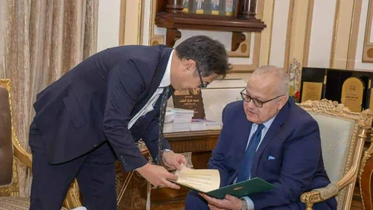 للتباحث .. الخشت يستقبل وفد جامعة هيروشيما اليابانية