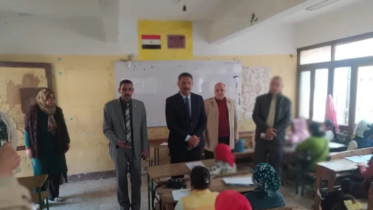 جولة ميدانية لـ "وكيل وزارة التربية والتعليم بالجيزة ".. لمتابعة أعمال الامتحانات بإدارتي أبو النمرس والحوامدية .. يشدد على هذا الامر