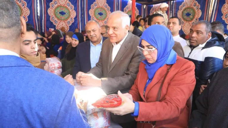 محافظ الجيزة يتفقد منفذ بيع السلع الغذائية بمركز ومدينة أوسيم .. يشدد على هذا الامر لتلبية إحتياجات المواطنين