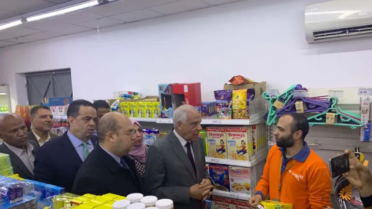 محافظ الجيزة : يتفقد سير الامتحانات بمدرسة الشيخ عتمان الاعدادية .. يتابع توافر السلع الغذائية بالمحلات فى الحوامدية