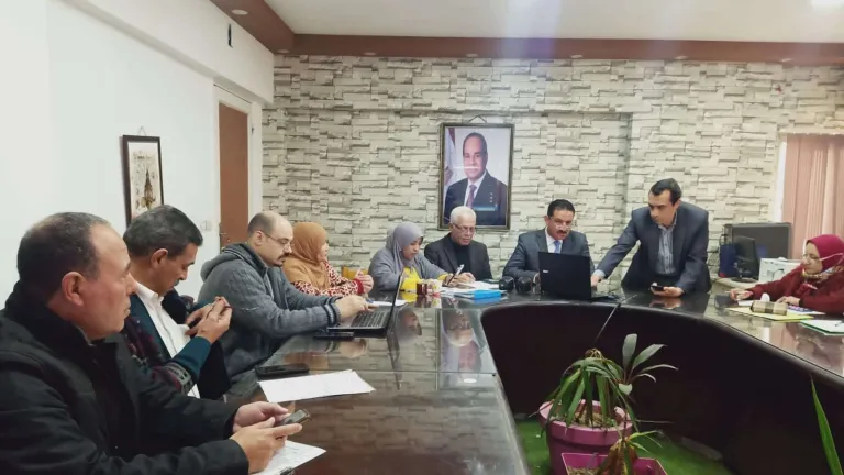 وكيل وزارة التربية والتعليم بالجيزة يستبعد رئيس لجنة ومراقب أول ومراقب مقيم من الامتحانات .. والسبب