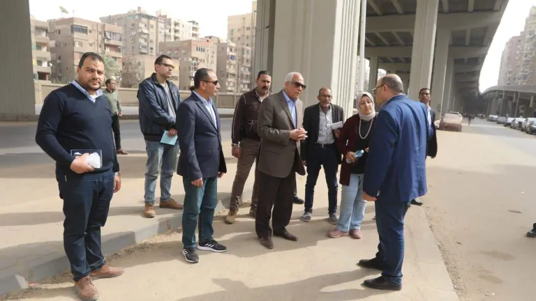 محافظ الجيزة يتفقد موقف السرفيس الحضاري الجديد بأرض اللواء .. يتابع ميدانياً أعمال رفع كفاءة واستغلال الساحات بهذه الاماكن