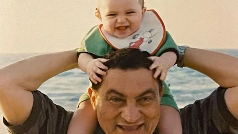 فى ذكرى رحيلة .. الحفيد ينشر صورة مؤثرة للرئيس الراحل مبارك .. يعلق بهذا التعليق