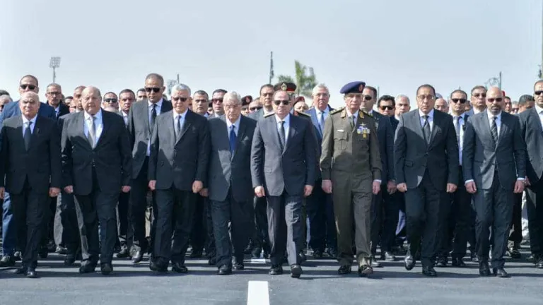 الرئيس السيسى يتقدم مشيعى جنازة رئيس الوزراء السابق