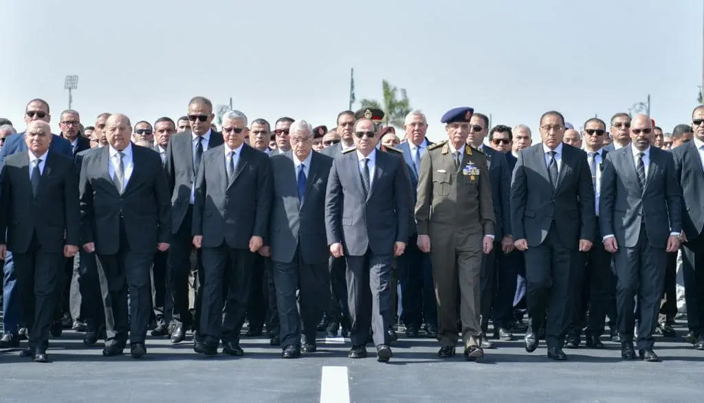 الرئيس السيسى يتقدم مشيعى جنازة رئيس الوزراء السابق