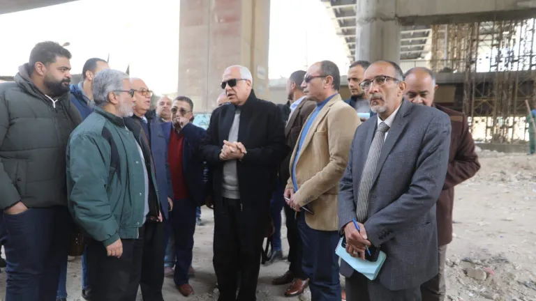 محافظ الجيزة يتابع ميدانياً أعمال تطوير طريق الخدمة اسفل محور الفريق كمال عامر