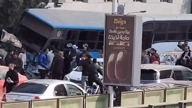 حادث مرورى مروع .. إصابة 6 أشخاص إثر اصطدام أتوبيسين أعلى كوبري الدقي