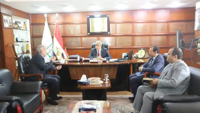 لتطوير المدراس الصناعية وربط مناهجها بسوق العمل .. بروتوكول تعاون بين القوى العاملة والتربية والتعليم