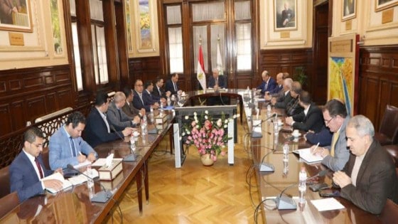 وزير الزراعة يجتمع بمنتجي الدواجن لبحث استقرار الأسواق .. ننشر التوصيات