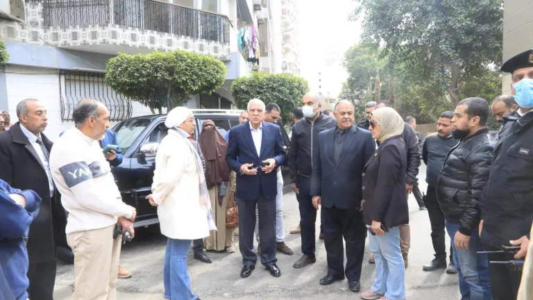 محافظ الجيزة يتابع أعمال الرصف بهذه القطاعات .. يوجه بتشكيل لجنة لمراجعة كافة الأعمال قبل الإستلام