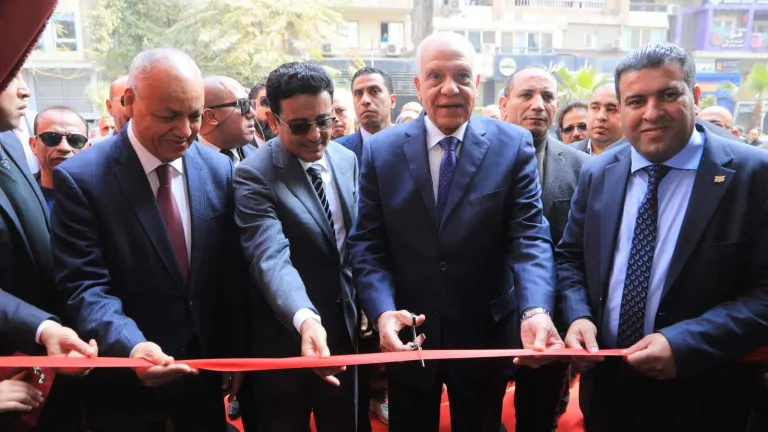 محافظ الجيزة وسفير اليمن يفتتحان معرض اهلا رمضان بالدقى .. يستمع لاراء المواطنين .. يوجه بهذا الامر