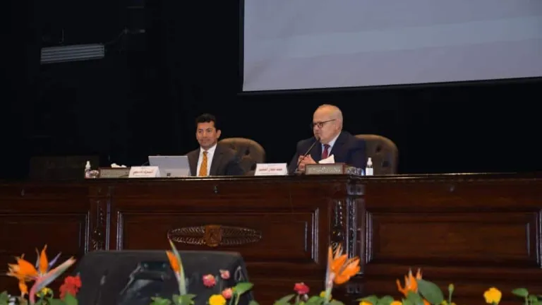 وزير الشباب ورئيس جامعة القاهرة في حوار مفتوح مع طلاب الجامعة