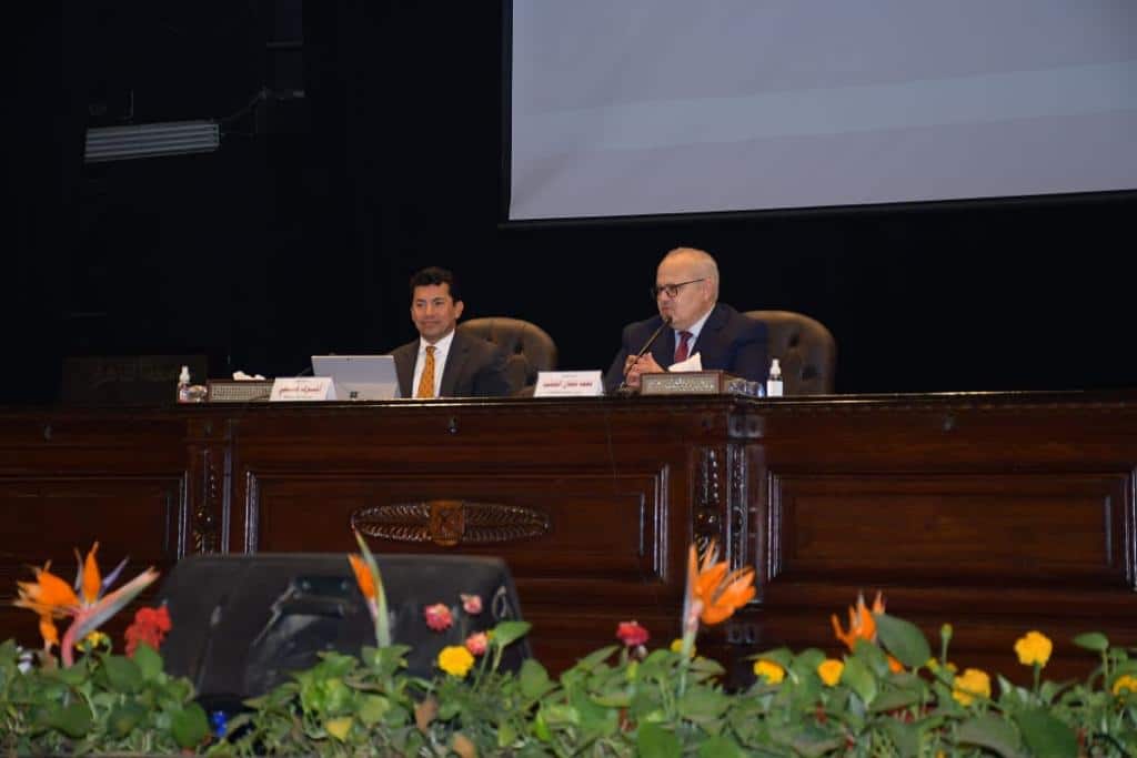 وزير الشباب ورئيس جامعة القاهرة في حوار مفتوح مع طلاب الجامعة