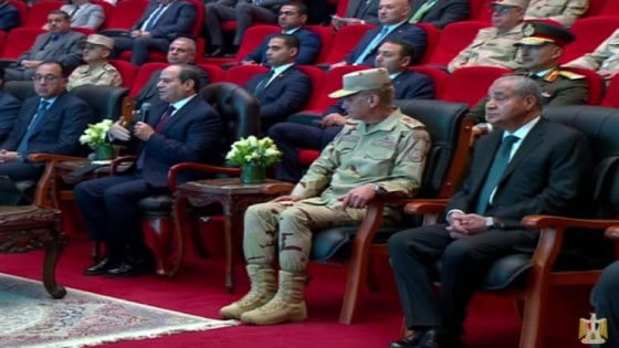 وزير التموين يعتذر للرئيس السيسى امام الحضور