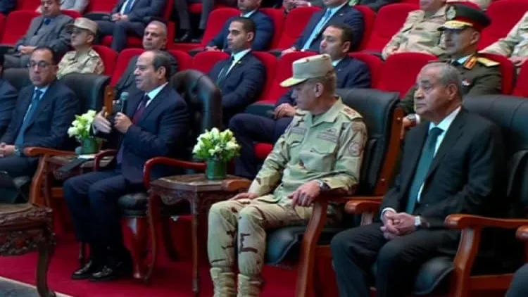 وزير التموين يعتذر للرئيس السيسى امام الحضور