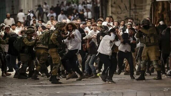 Israeli security forces deploy amid altercations between Jewish settlers on their way to visit the tomb of Othniel ben Kenaz in the area H1 (controlled by Palestinian authorities) and Palestinian residents, in the occupied West Bank city of Hebron, on November 19, 2022 (Photo by HAZEM BADER / AFP)