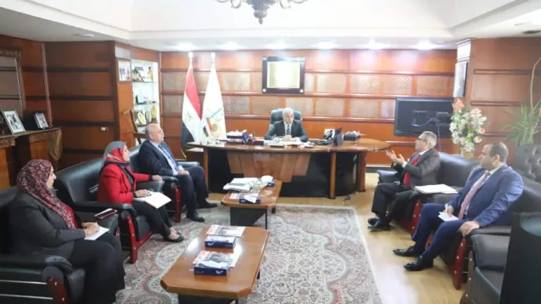 تمهيداً لإطلاقها .. وزير القوى العاملة يُشاهِد عرضاً لـ"البوابة الجيومكانية المعلوماتية"
