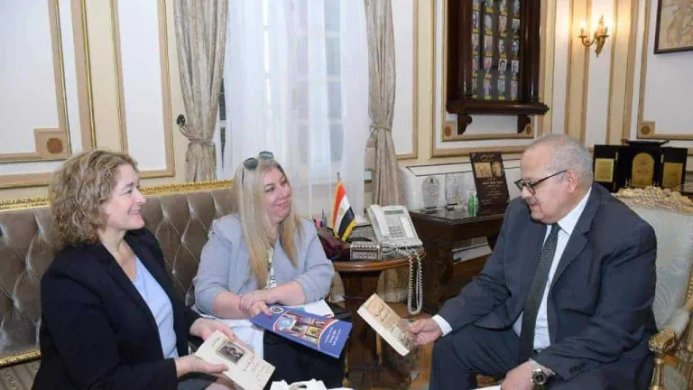 رئيس جامعة القاهرة يستقبل وفد السفارة الاميركية لبحث التعاون فى هذه المجالات