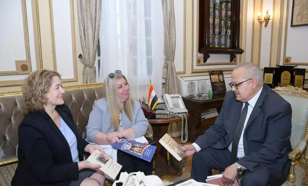 رئيس جامعة القاهرة يستقبل وفد السفارة الاميركية لبحث التعاون فى هذه المجالات