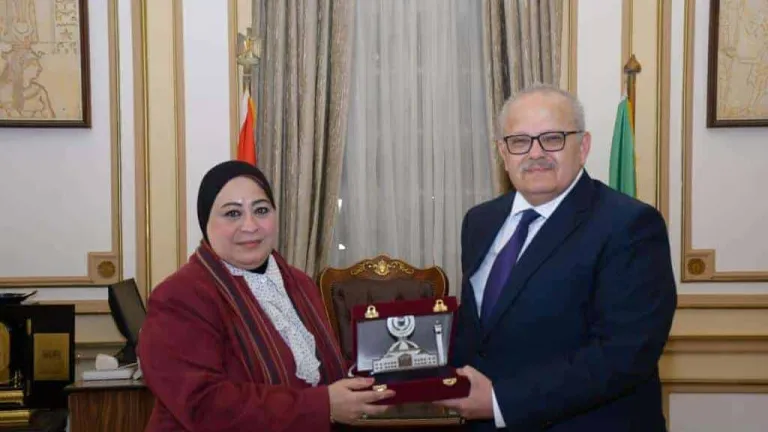 الخشت يُكلف الدكتورة فاطمة عابد بالقيام بأعمال عمادة كلية التمريض
