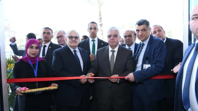 وزير التعليم العالي ورئيس جامعة القاهرة يفتتحان المستشفى الجنوبى بمعهد الأورام .. الخشت المستشفى يضم 132 سريرًا كاملة التجهيزات الطبية