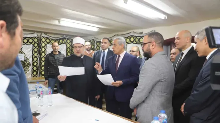 وزير القوى العاملة: يتفقد لجنتي "الأوقاف"و"الشهر العقاري" .. يؤكد على هذه الامور