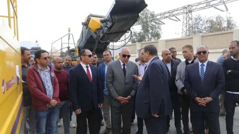 محافظ الجيزة : دعم منظومة النظافه بـ ٦١ سيارة ومعدة جديدة وإحلال شامل .. الدفع بالمعدات بالمناطق ذات الكثافات السكانية العالية