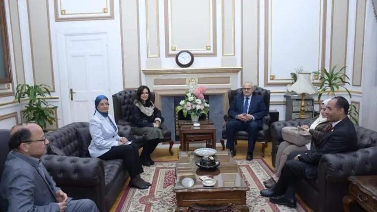 خلال ترأسه اجتماع مجلس كلية الآداب .. الخشت: ضرورة أن يكون العمل داخل الكلية في إطار بيئة العمل المؤسسي والديمقراطية التشاركية