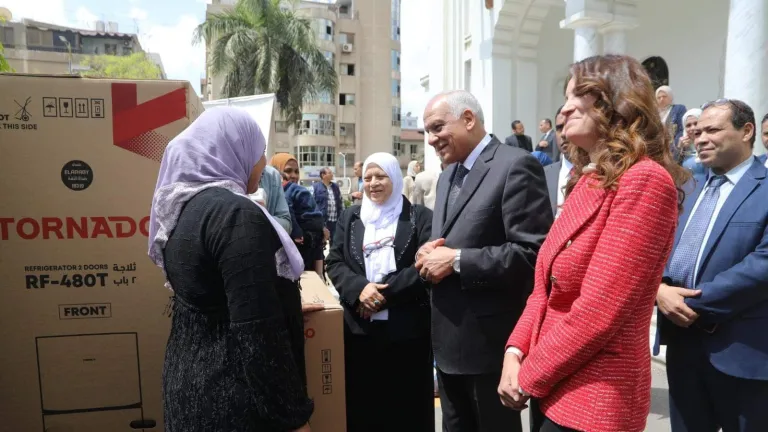 احتفالاً بعيد الجيزة القومي .. محافظ الجيزة يسلم ١٠ عرائس مقبلات علي الزواج أجهزة كهربائية