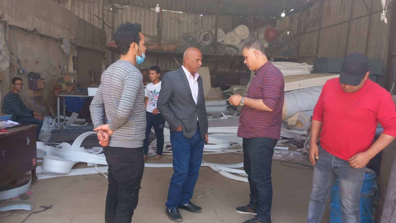 لخداعه المواطنين .. ضبط مصنع مراتب يضع علامات تجارية مزوره على منتجاته فى الحوامدية