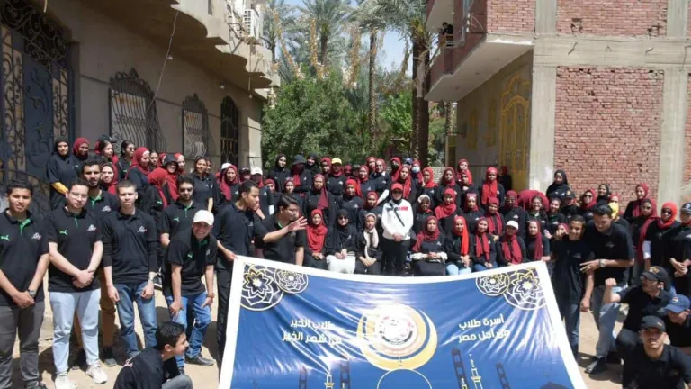 طلاب من أجل مصر بجامعة القاهرة يوزعون 2500 كرتونة مواد غذائية وسلع تموينية على أهالي البدرشين