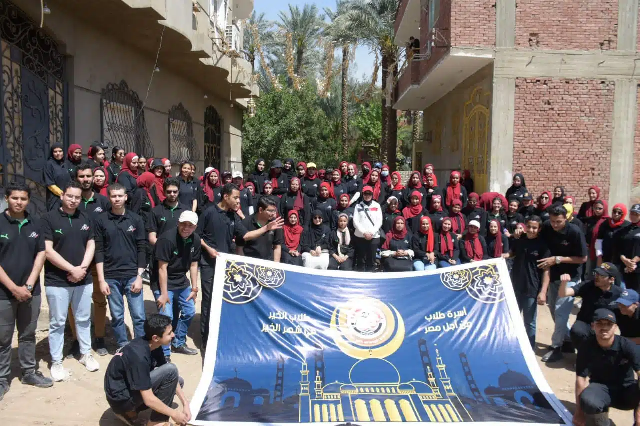 طلاب من أجل مصر بجامعة القاهرة يوزعون 2500 كرتونة مواد غذائية وسلع تموينية على أهالي البدرشين