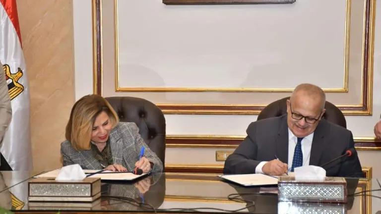 الخشت والسفيرة مشيرة خطاب يوقعان بروتوكول تعاون بين جامعة القاهرة والمجلس القومى لحقوق الإنسان
