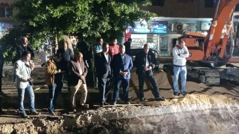 عودة المياه .. المحافظ يتابع الموقف لحظة بلحظة .. الشهابى يتواجد ميدانياً حتى الساعات الاولى من صباح اليوم لإصلاح كسر ماسورة مياه فى الحوامدية