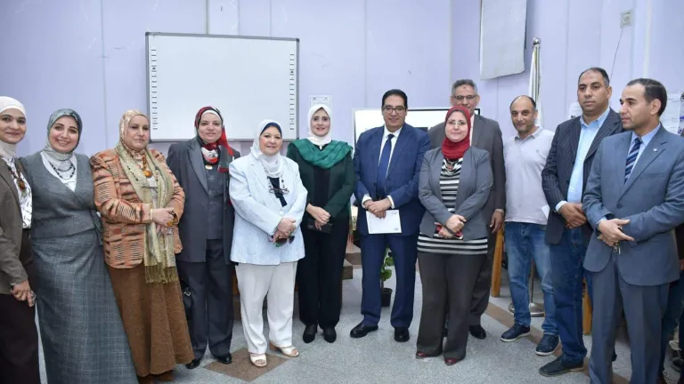 بمناسبة عيد الفطر .. كليات جامعة القاهرة تنظم معرض ملابس مجاني للطلاب