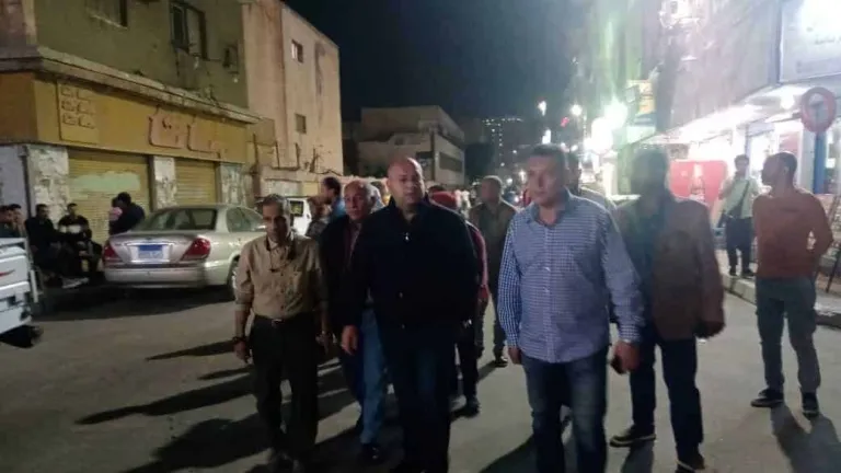 مواطن يستوقف نائب محافظ الجيزة شاكياً مجلس مدينة الحوامدية .. حوار ساخن بين المواطن والمسئول .. الشهابى يحسم الجدل