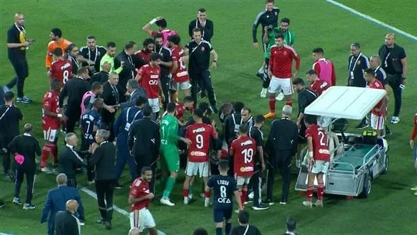 عقب الانتهاء من مباراة كأس السوبر المصرى .. الرعب يخيم على ملعب بن زايد بسبب فقدان لاعب الاهلى الوعى