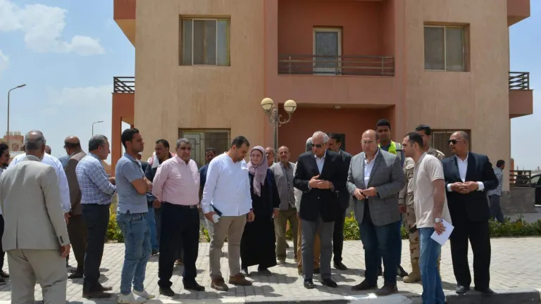 محافظ الجيزة: مشروع سكني متكامل لمواطني قرية الديسمي بالصف متضرري السيول .. انشاء ٢٥٦ وحدة سكنية بطراز حضاري ومحطات وخزانات لمياه الشرب والصرف الصحي
