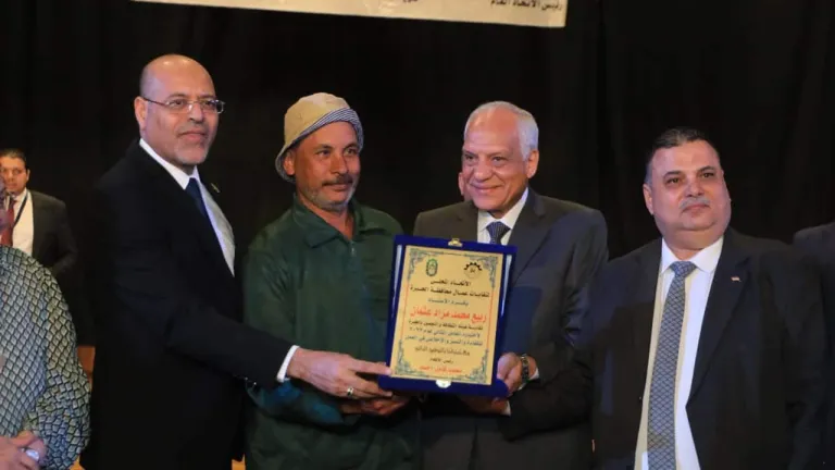 محافظ الجيزة يُكرم ٢٠٠ عامل متميز بمختلف قطاعات المحافظة